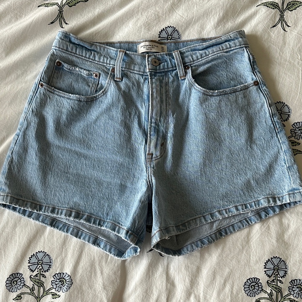Abercrombie & Fitch 4” Mom Short